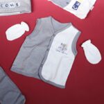 ⁦طقم للأطفال حديثي الولادة 10 قطع لون سكني وأبيض⁩ - الصورة ⁦5⁩