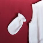 ⁦طقم للأطفال حديثي الولادة 10 قطع لون أوف وايت وبيج⁩ - الصورة ⁦10⁩