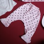 ⁦طقم للأطفال حديثي الولادة 10 قطع لون زهري و أبيض⁩ - الصورة ⁦10⁩