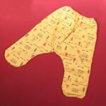 ⁦طقم للأطفال حديثي الولادة 10 قطع لون أصفر و أبيض⁩ - الصورة ⁦4⁩