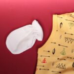 ⁦طقم للأطفال حديثي الولادة 10 قطع لون أصفر و أبيض⁩ - الصورة ⁦8⁩