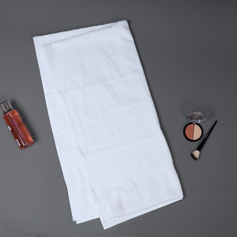 ⁦منشفة للإستحمام لون أبيض 140*70 سم⁩ - الصورة ⁦1⁩