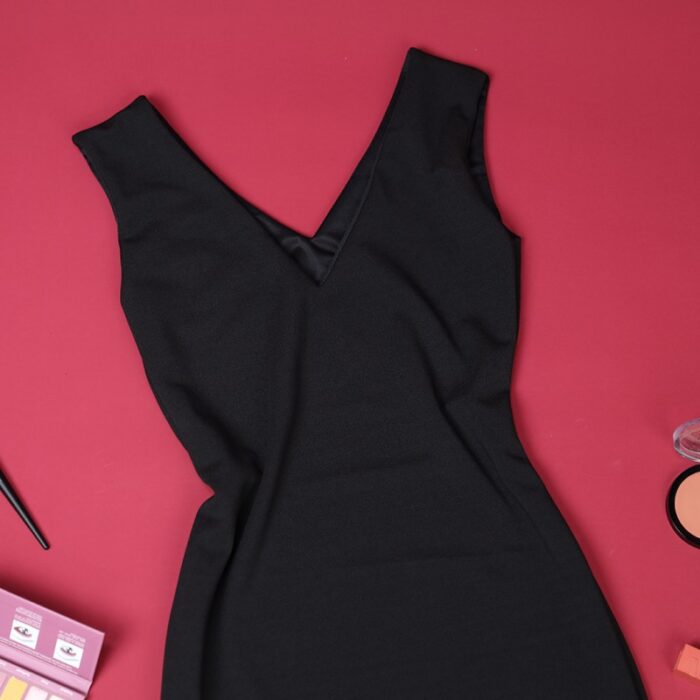 ⁦فستان حفر للنساء لون أسود سادة⁩ - الصورة ⁦3⁩