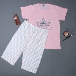 بيجامة نص كم مع شورت للنساء لون زهري