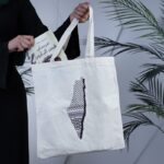 ⁦شنطة كتف تصميم خارطة فلسطين لون بيج⁩ - الصورة ⁦4⁩