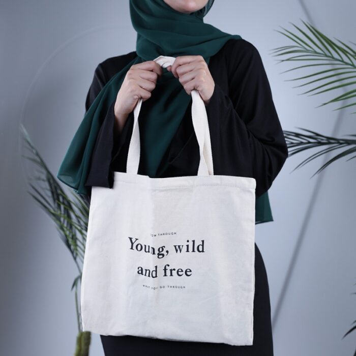 ⁦شنطة كتف لون بيج تصميم grow through young . Wild and free⁩ - الصورة ⁦2⁩