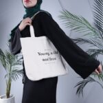 ⁦شنطة كتف لون بيج تصميم grow through young . Wild and free⁩ - الصورة ⁦3⁩