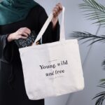 ⁦شنطة كتف لون بيج تصميم grow through young . Wild and free⁩ - الصورة ⁦4⁩