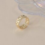 ⁦خاتم ذهبي بتصميم عريض⁩ - الصورة ⁦2⁩