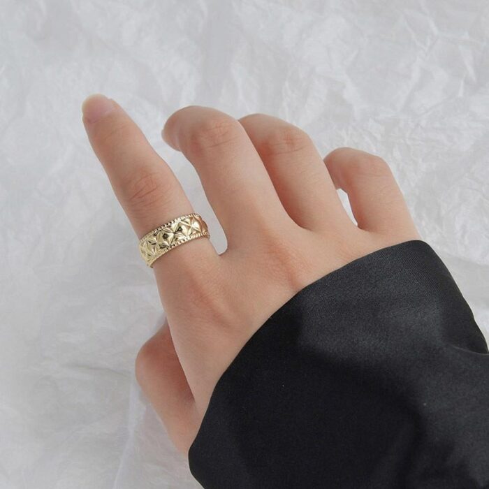 ⁦خاتم ذهبي بتصميم عريض⁩ - الصورة ⁦3⁩