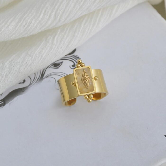 10335670_67dc52d52f079 خاتم ذهبي بتصميم حجر مستطيل أبيض - الصورة 1