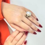 ⁦خاتم فضي بتصميم عريض مع حبة لولو حجم 6⁩ - الصورة ⁦2⁩