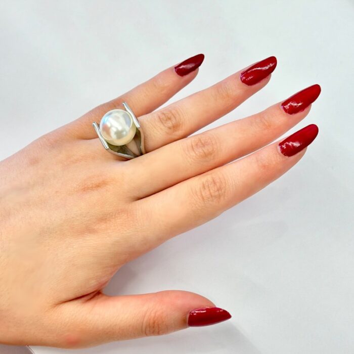 ⁦خاتم فضي بتصميم عريض مع حبة لولو حجم 6⁩ - الصورة ⁦3⁩