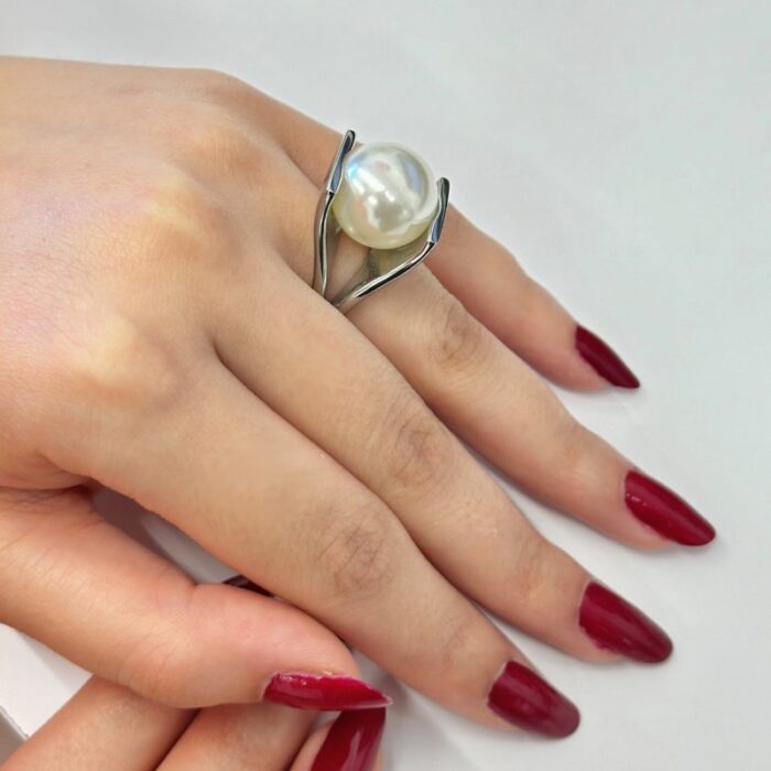 ⁦خاتم فضي بتصميم عريض مع حبة لولو حجم 6⁩ - الصورة ⁦4⁩