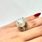 ⁦خاتم فضي بتصميم عريض مع حبة لولو حجم 6⁩ - الصورة ⁦5⁩