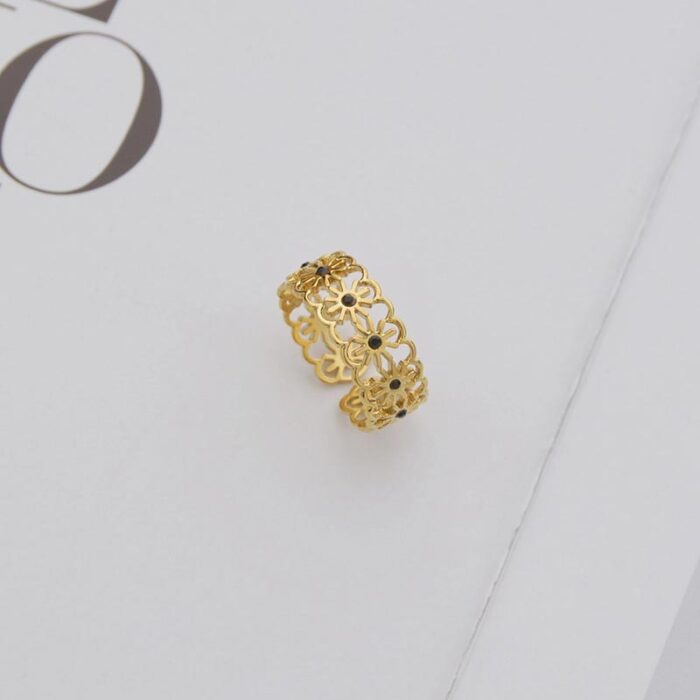 10335678_67dc52e9d9782 خاتم ذهبي بتصميم عريض مع أحجار سوداء - الصورة 1