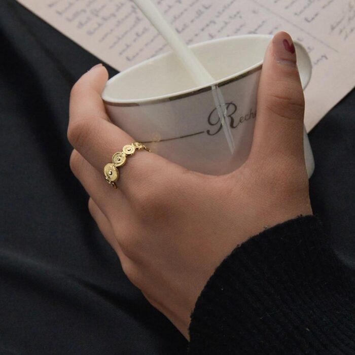 ⁦خاتم ذهبي بتصميم دوائر⁩ - الصورة ⁦3⁩