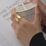 ⁦خاتم ذهبي عريض⁩ - الصورة ⁦2⁩