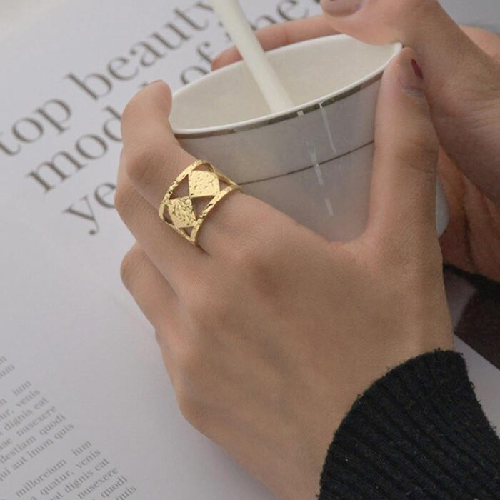 ⁦خاتم ذهبي عريض⁩ - الصورة ⁦2⁩