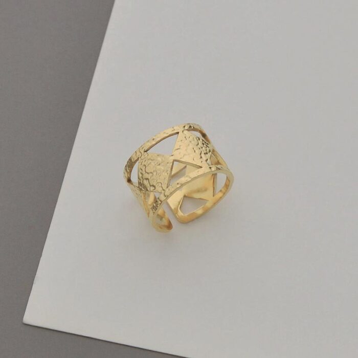 ⁦خاتم ذهبي عريض⁩ - الصورة ⁦3⁩