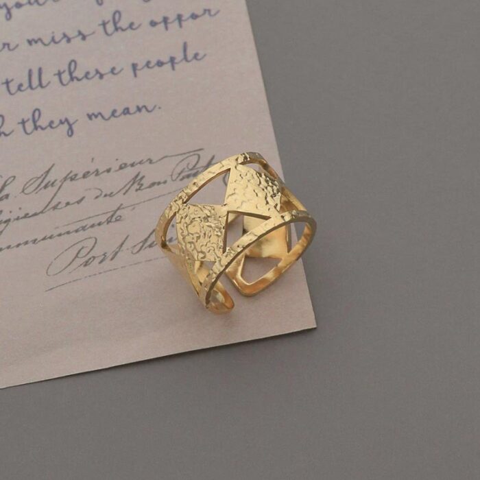 ⁦خاتم ذهبي عريض⁩ - الصورة ⁦4⁩