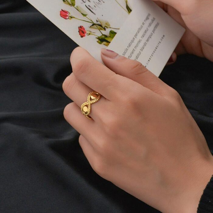 10335694_67dc5312bd9ca خاتم ذهبي بتصميم عين - الصورة 1