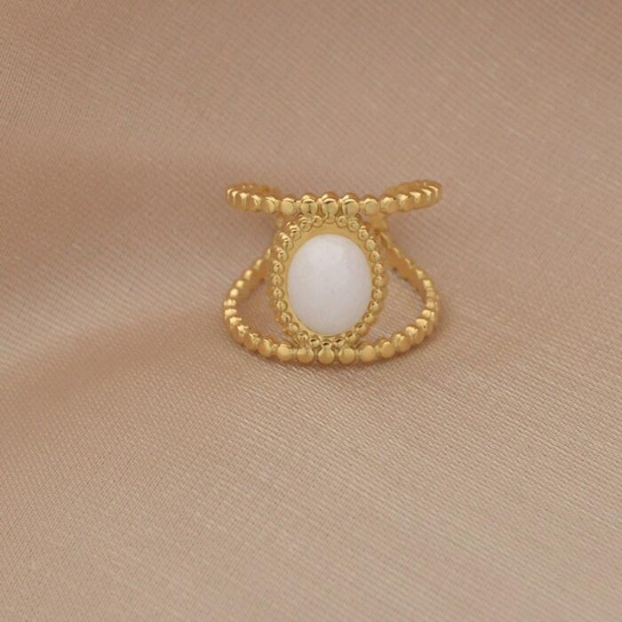 10335697_67dc5314c53ee خاتم ذهبي مع حجر أبيض - الصورة 1