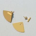 ⁦حلق ذهبي بتصميم قطاع دائري⁩ - الصورة ⁦2⁩