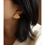 ⁦حلق ذهبي بتصميم قطاع دائري⁩ - الصورة ⁦3⁩