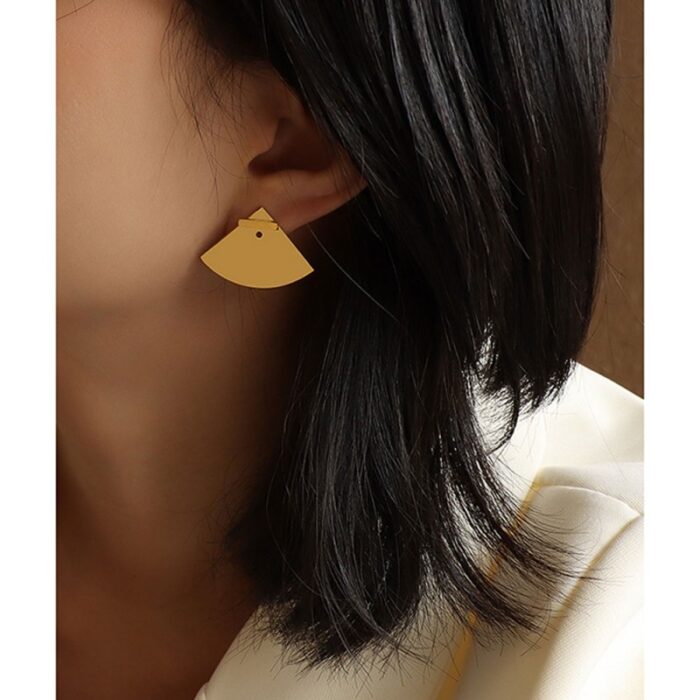 ⁦حلق ذهبي بتصميم قطاع دائري⁩ - الصورة ⁦3⁩