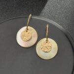 ⁦حلق ذهبي بتصميم دائرة⁩ - الصورة ⁦2⁩