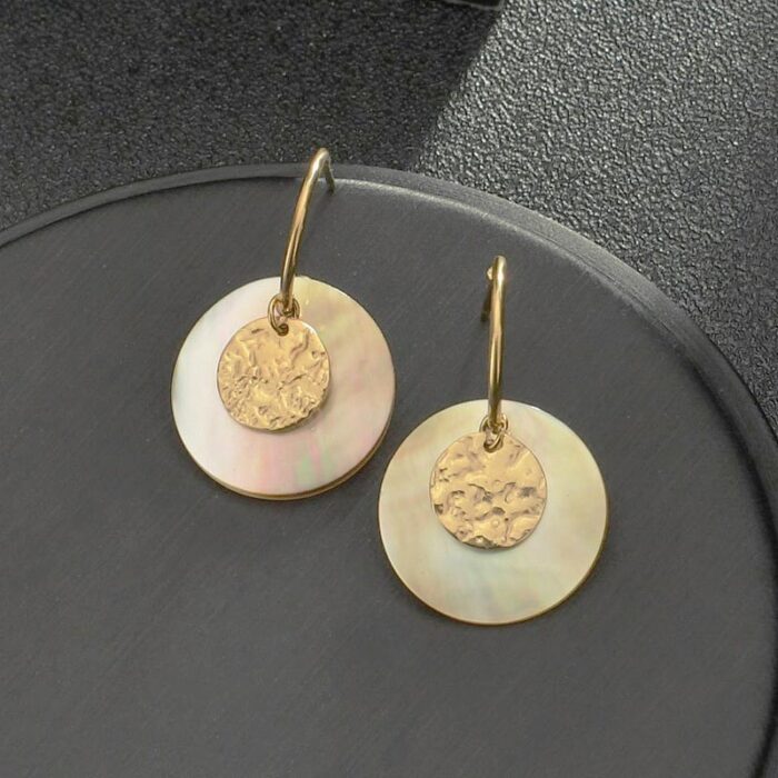 ⁦حلق ذهبي بتصميم دائرة⁩ - الصورة ⁦2⁩