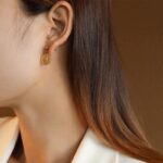 ⁦حلق ذهبي بتصميم دائرة⁩ - الصورة ⁦2⁩