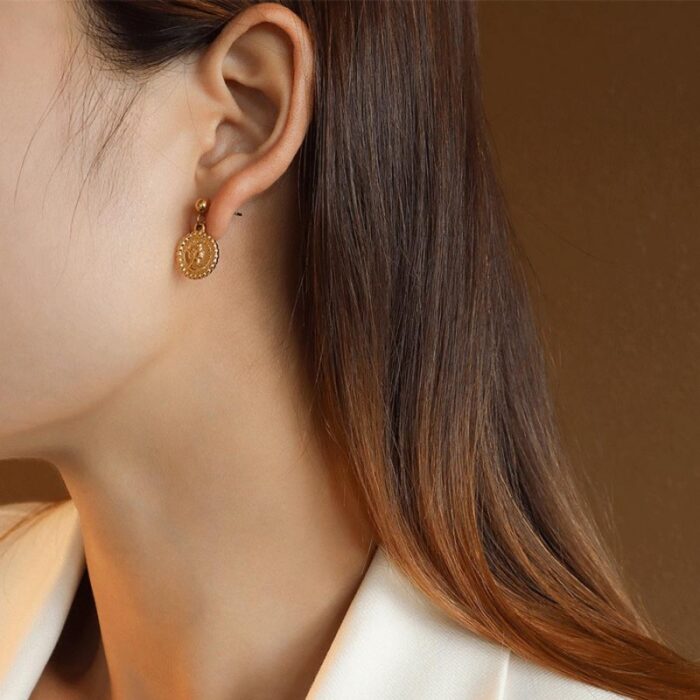 ⁦حلق ذهبي بتصميم دائرة⁩ - الصورة ⁦2⁩