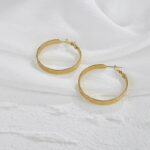 ⁦حلق ذهبي بتصميم دائري⁩ - الصورة ⁦2⁩