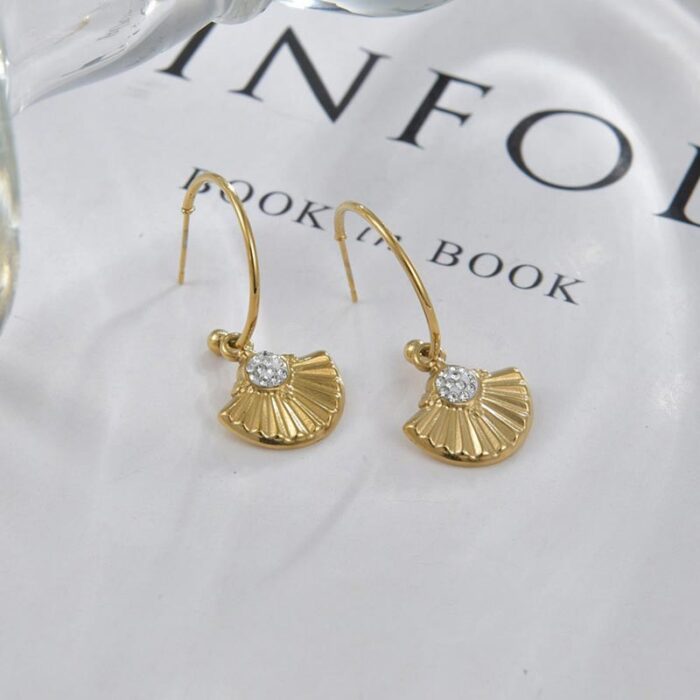 10335717_67dc532bd5a8d حلق ذهبي بتصميم قطاع دائري مع أحجار بيضاء - الصورة 1