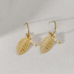 ⁦حلق ذهبي بتصميم ورقة مع لولو⁩ - الصورة ⁦2⁩