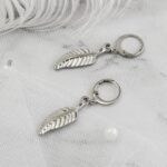 حلق فضي بتصميم ورقة