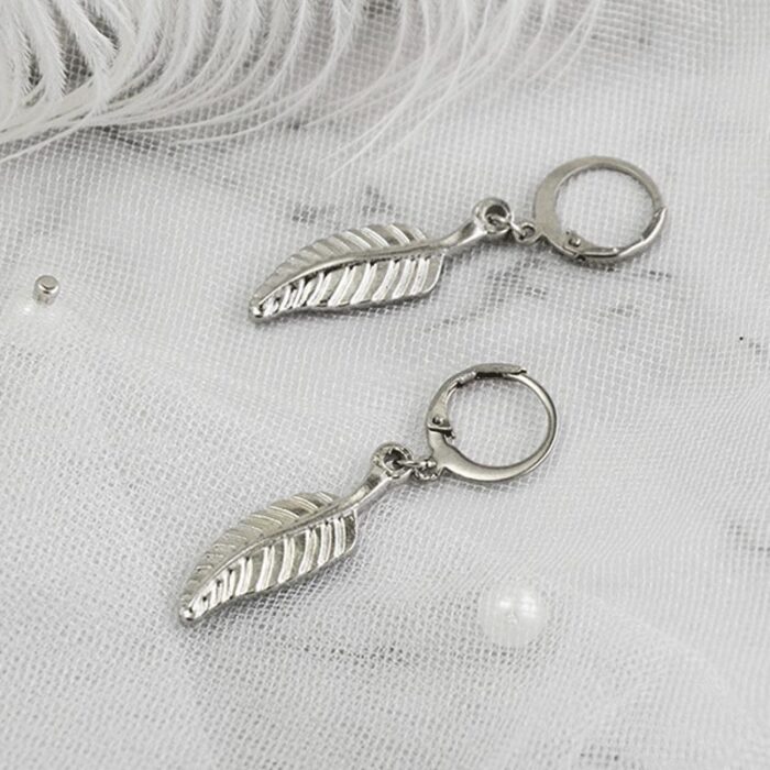 ⁦حلق فضي بتصميم ورقة⁩ - الصورة ⁦1⁩