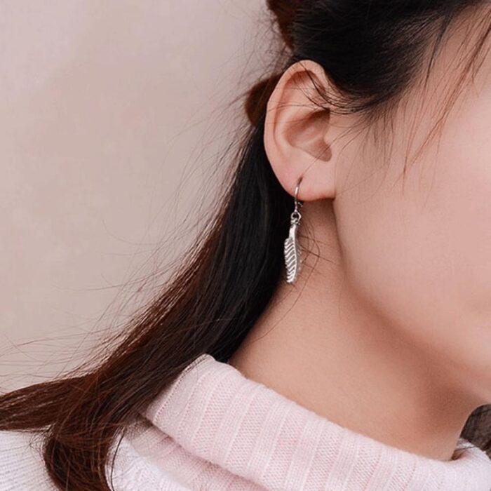 ⁦حلق فضي بتصميم ورقة⁩ - الصورة ⁦2⁩