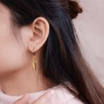 ⁦حلق ذهبي بتصميم ورقة⁩ - الصورة ⁦2⁩