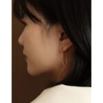 ⁦حلق ذهبي بتصميم بيضاوي⁩ - الصورة ⁦2⁩