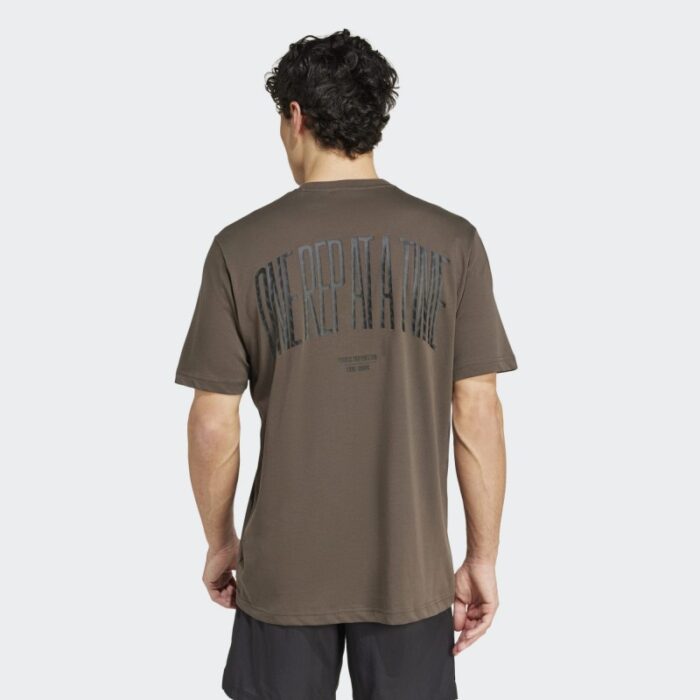 ⁦adidas Mens' Strength Graphic Tee - Green - تيشيرت اديداس سترينث جرافيك للرجال لون زيتي⁩ - الصورة ⁦6⁩