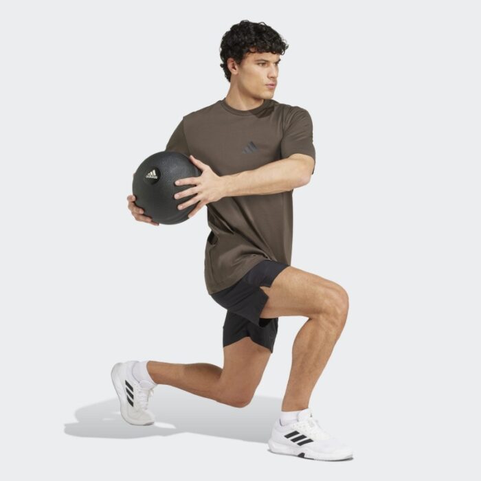 ⁦adidas Mens' Strength Graphic Tee - Green - تيشيرت اديداس سترينث جرافيك للرجال لون زيتي⁩ - الصورة ⁦7⁩