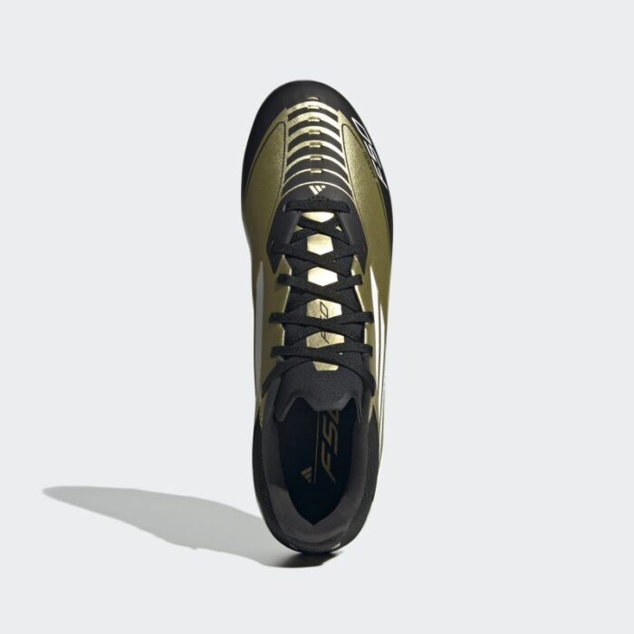 ⁦adidas Unisex' F50 League Messi Firm/Multi-Ground Soccer Cleats Boots - Gold - حذاء اديداس اف 50 ليجا ميسي فيرم ملتي جراوند للجنسين لون ذهبي وابيض⁩ - الصورة ⁦2⁩