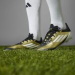 ⁦adidas Unisex' F50 League Messi Firm/Multi-Ground Soccer Cleats Boots - Gold - حذاء اديداس اف 50 ليجا ميسي فيرم ملتي جراوند للجنسين لون ذهبي وابيض⁩ - الصورة ⁦23⁩