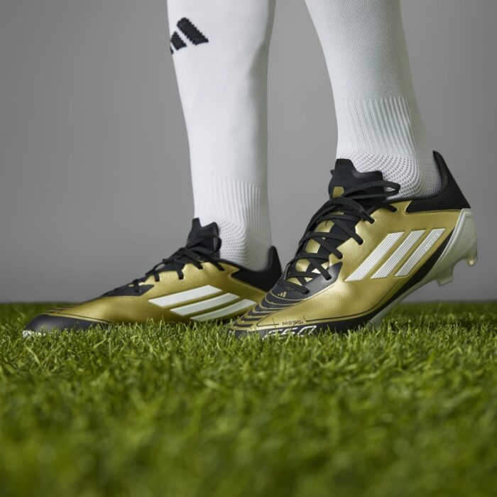 ⁦adidas Unisex' F50 League Messi Firm/Multi-Ground Soccer Cleats Boots - Gold - حذاء اديداس اف 50 ليجا ميسي فيرم ملتي جراوند للجنسين لون ذهبي وابيض⁩ - الصورة ⁦23⁩