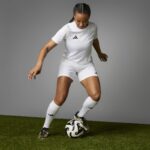 ⁦adidas Unisex' F50 League Messi Firm/Multi-Ground Soccer Cleats Boots - Gold - حذاء اديداس اف 50 ليجا ميسي فيرم ملتي جراوند للجنسين لون ذهبي وابيض⁩ - الصورة ⁦26⁩