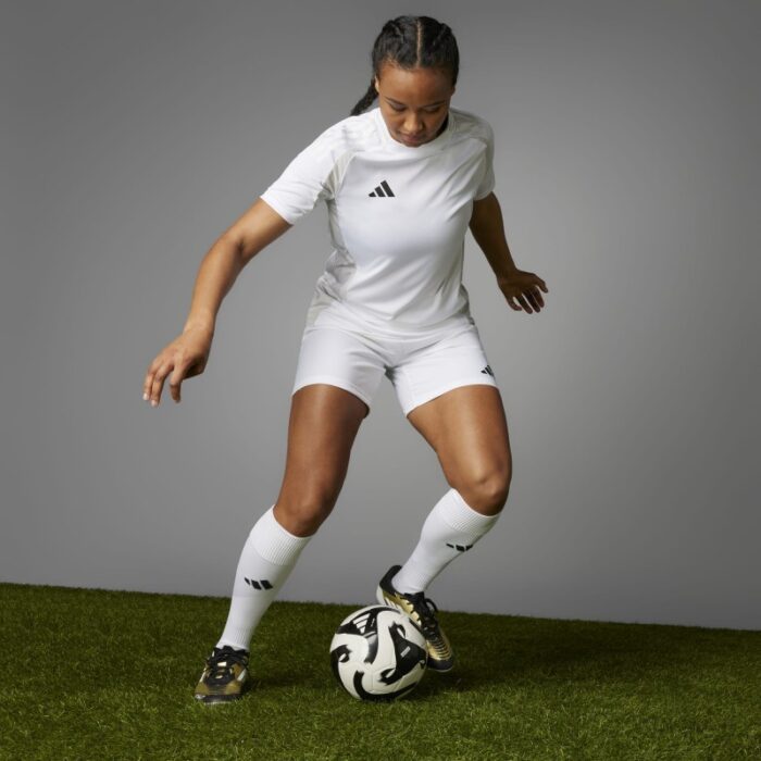 ⁦adidas Unisex' F50 League Messi Firm/Multi-Ground Soccer Cleats Boots - Gold - حذاء اديداس اف 50 ليجا ميسي فيرم ملتي جراوند للجنسين لون ذهبي وابيض⁩ - الصورة ⁦26⁩