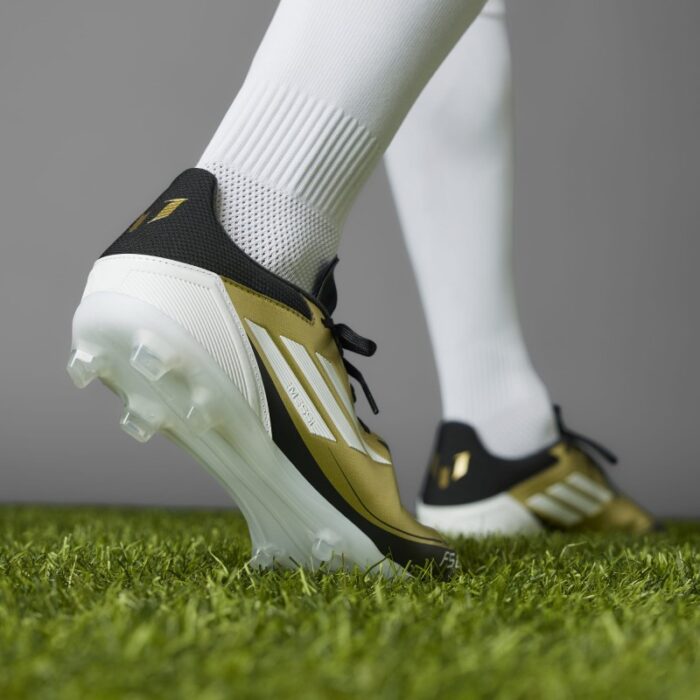 ⁦adidas Unisex' F50 League Messi Firm/Multi-Ground Soccer Cleats Boots - Gold - حذاء اديداس اف 50 ليجا ميسي فيرم ملتي جراوند للجنسين لون ذهبي وابيض⁩ - الصورة ⁦29⁩